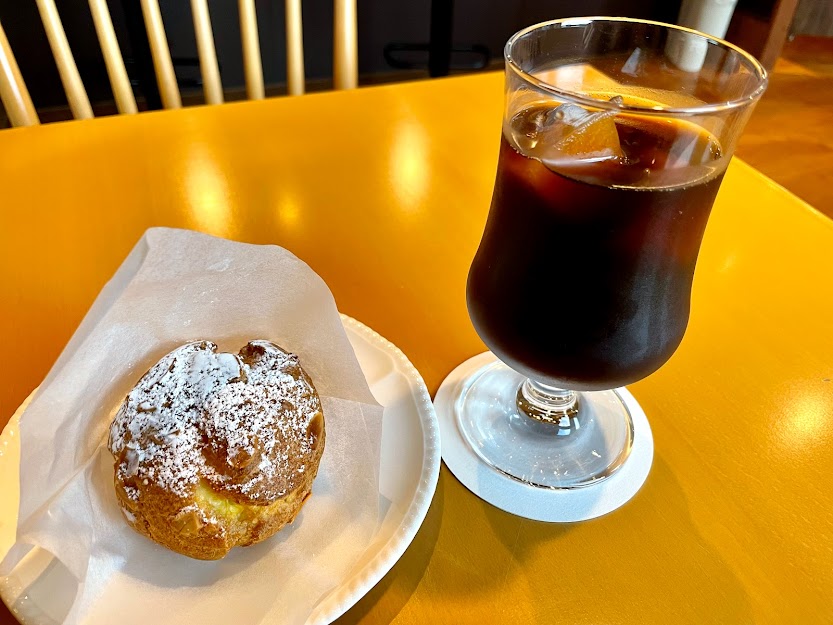 創カフェの水出しコーヒーとシュークリーム